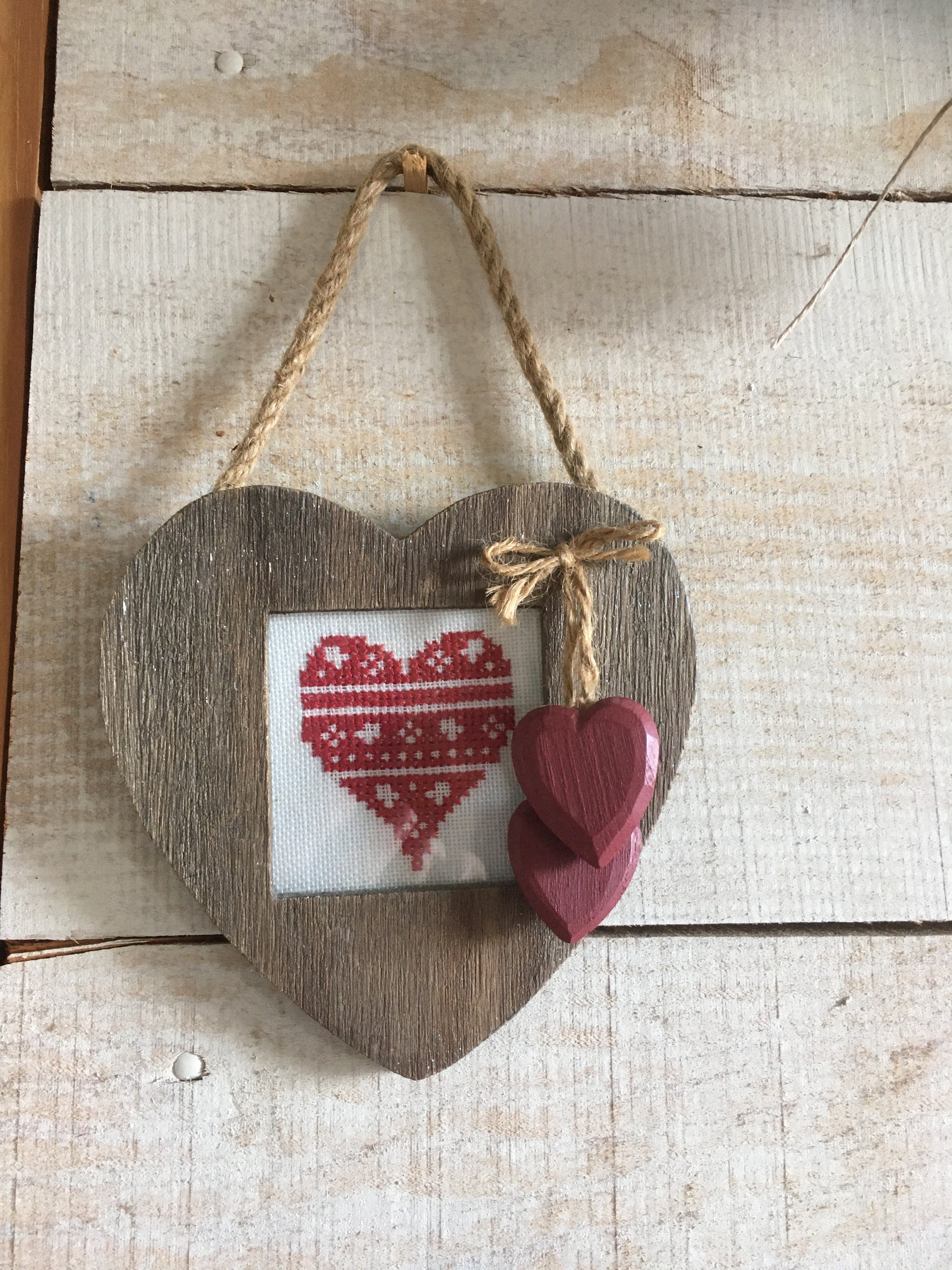 Décoration Romantique, Décoration de Charme, Coeur en Bois à Suspendre, Point Compté, Tableau Mural