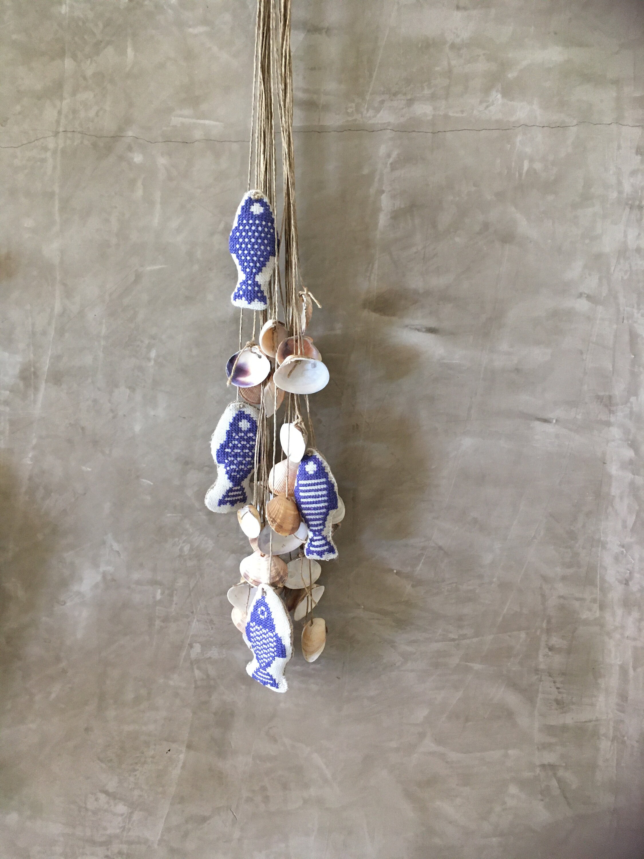 Grappe de Coquillages Blancs et Poissons Brodés Bleus Pour Déco Marine/ Coquillages/Poissons/ Beach