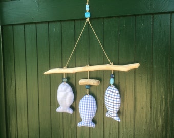 Suspension murale/3 poissons en coton/bois flotté/tissus en coton bleu/ perles en bois bleues