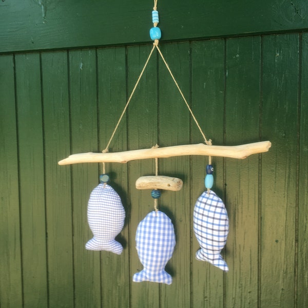 Suspension murale/3 poissons en coton/bois flotté/tissus en coton bleu/ perles en bois bleues