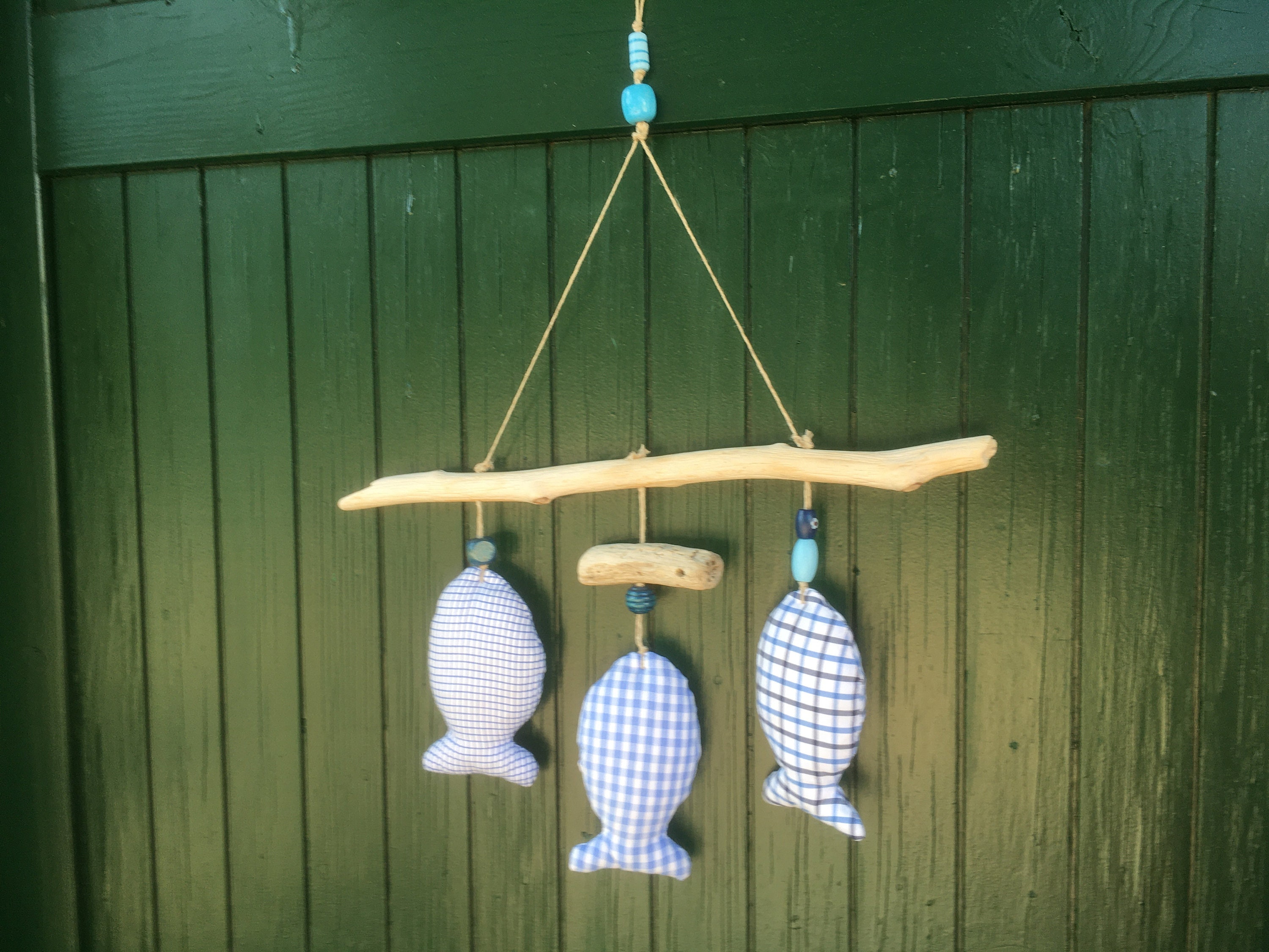 Suspension Murale/3 Poissons en Coton/Bois Flotté/Tissus Coton Bleu/ Perles Bois Bleues