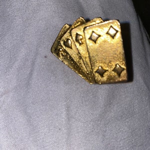 Broche vintage de cartas de casino en color dorado, estilo art déco, sin deslustre