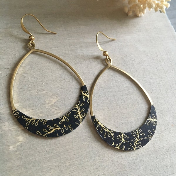 Grandes boucles d'oreilles légères - boucles d'oreilles pendantes noir et doré - crochet d'oreille en laiton brut - bijou discret mais chic