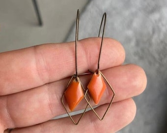 Earrings with diamond-shaped orange enamel sequin