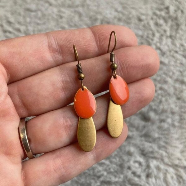 Boucles d'oreilles oranges avec sequin en émail en forme de goutte