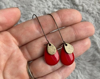 Yellow earrings with drop-shaped enamel sequin