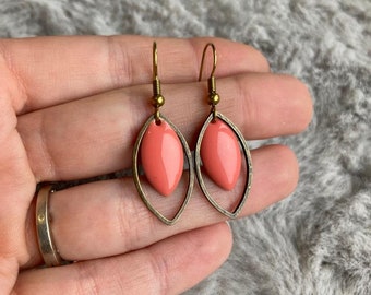 Boucles d'oreilles colorées et minimalistes - crochet métal couleur bronze - séquin en émail de couleur rose - création simple et épurée