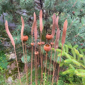 Set mit 17 gerosteten Metallblumen mit Blättern - Handgefertigte Gartenstecker, rustikale Gartendekoration, einzigartige Metallgartendekoration