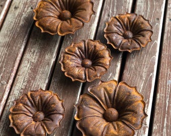 Set van 5 roestige metalen bloemvormige wandsculpturen voor tuin, hek, terras of galerij.