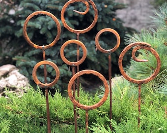 Set of 7 Rusty Metal garden stakes, Rusty garden finials, Metal garden decor, metal yard art, outdoor metal decor, Rusty metal ring decor