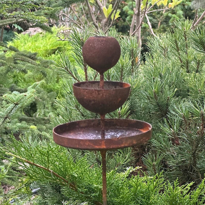Rusty flower garden stakes, Metal Rain Catchers, Bee Cups outdoor garden decor, Bees Garden Decor, Bee Cups, Butterfly feeder, Water station
