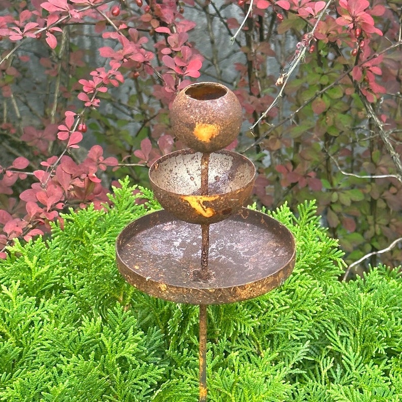 Rusty flower garden stakes, Metal Rain Catchers, Bee Cups outdoor garden decor, Bees Garden Decor, Bee Cups, Butterfly feeder, Water station