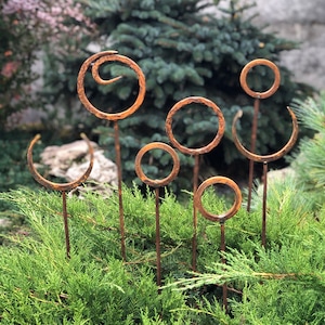 Set of 7 Rusty Metal Garden Stakes – Rustic Finials, Weathered Yard Art, Outdoor Metal Decor, Handmade Garden Ornaments, Rusty Ring Accents