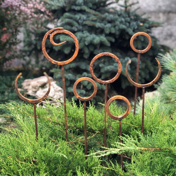Ensemble de 7 piquets de jardin en métal rouillé, embouts de jardin rouillés,  décor de jardin