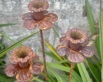 Juego de 3 flores de narciso de metal oxidado, estacas de jardín con forma de campana.