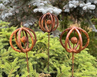 Rusty Metal Garden Decor Set van 3 – Handgemaakte stalen bloemen, rustieke tuinkunst, buitenlandschapsaccent, verweerd terrasgazonornament