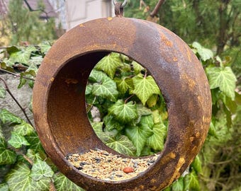 Moderne roestige metalen vogelvoederbak, buitentuindecor
