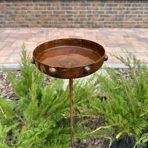 Rostige Metall Vogeltränke: 20cm Regenfänger Gartenstecker