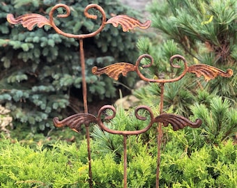 Roestige metalen tuinpinnen en kruisbloem – Rustieke tuinkunst, metalen buitendecor, verweerde tuinornamenten, handgemaakte rustieke tuindecoraties