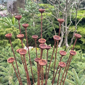 Rostige kleine Blumen, 20er Set, rostige Blumen, Gartenpfähle, Metall Gartendekor, Metallhofkunst, Metalldekor für den Außenbereich, rostige Gartendekoration