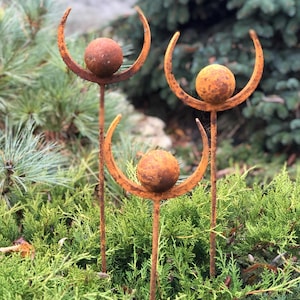 Set of 3 Rusty Metal Garden Stakes Rustic Finials Outdoor Yard Art Corten Steel Weathered Ring Decor Unique Garden Sculpture