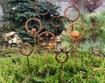 Set of 8 Rusty Metal garden stakes, Rusty garden finials, Metal garden decor, metal yard art, outdoor metal decor, Rusty metal ring decor