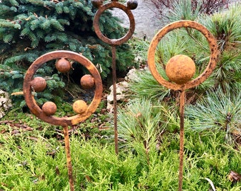 Set of 3 Rusty Metal garden stakes, Rusty garden finials, Metal garden decor, metal yard art, outdoor metal decor, Rusty metal ring decor