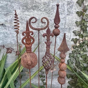 Set of 6 Rustic Metal Garden Stakes – Rusty Peaks, Unique Garden Art, Flower Pot Decor, Gift Idea for Outdoor Spaces