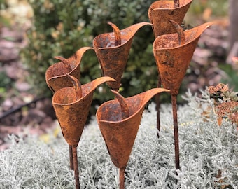 Set van 6 Roestige Calla Leliestokken – Rustiek metalen tuindecor, verweerde stalen bloemen