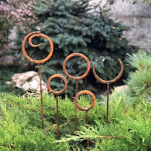 Metall Gartendekoration, 5er Set rostige Gartenpfähle, rostige Pfosten, Metall yard art, Outdoor Metalldekor, rostiges Metallringdekor