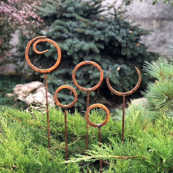 Metall Gartendekoration, 5er Set rostige Gartenpfähle, rostige Pfosten, Metall yard art, Outdoor Metalldekor, rostiges Metallringdekor