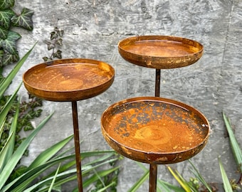 Set van drie roestige metalen bloemen – cortenstalen tuinpalen, buitendecoratie