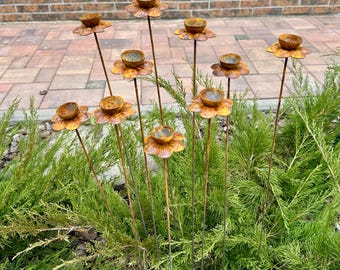 Juego de 10 estacas de metal oxidado con forma de flor de narciso para decoración de jardín rústico, entrada y patio.