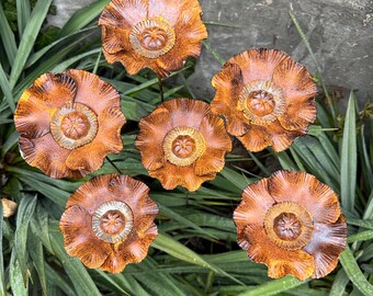 Set di 6 paletti in metallo arrugginito a forma di papavero per giardino, prato e esterni.