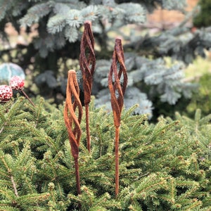 Set di 3 boccioli di fiori arrugginiti, 3 picchetti da giardino con fiori arrugginiti, decorazioni da giardino in metallo, arte da giardino in metallo, decorazioni da esterno in metallo, arte da giardino in metallo arrugginito