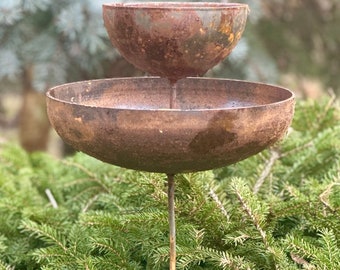 Rustikaler Metallvogelhäuschen- Regenfänger, Gartendekoration