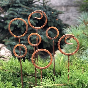 Set mit 7 rostigen Metall-Gartenpfählen, rostigen Gartensteckern, Metall-Gartendeko, Metall-Yard-Kunst, Metall-Dekor für den Außenbereich, rostiges Metall-Ringdekor