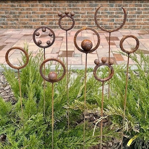 Rostige Gartenstecker aus Metall, 8er-Set, rostige Gartenstecker, Metallgartendekor, Metallhofkunst, Metalldekor für den Außenbereich, rostiges Metallringdekor