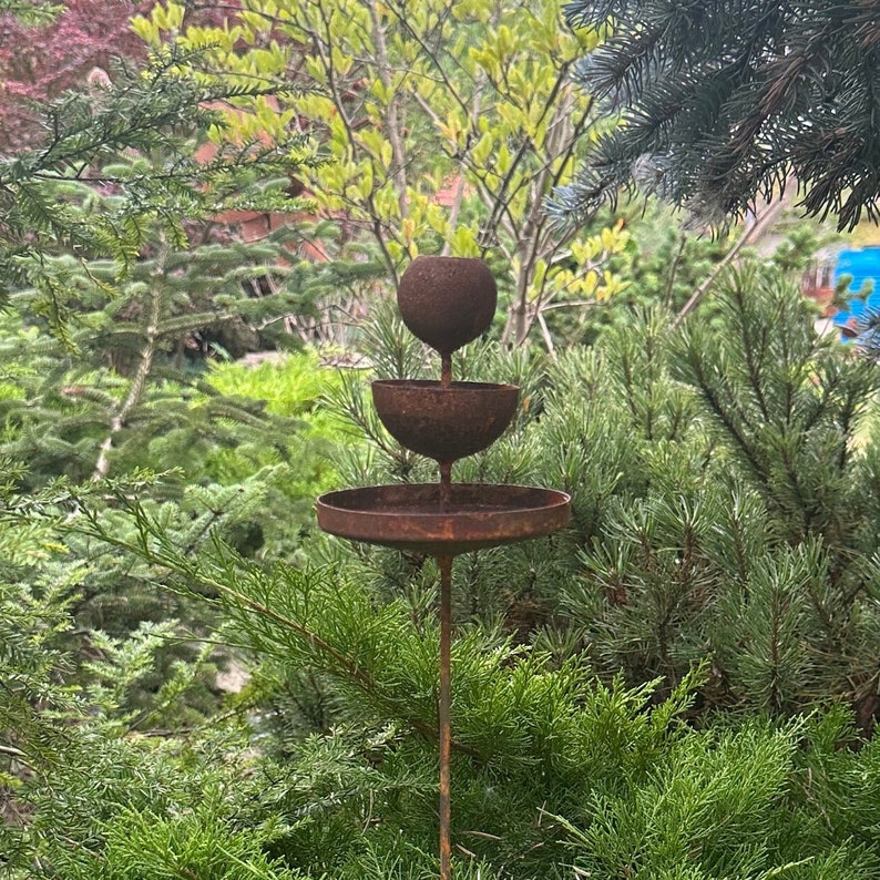 Rusty flower garden stakes, Metal Rain Catchers, Bee Cups outdoor garden decor, Bees Garden Decor, Bee Cups, Butterfly feeder, Water station