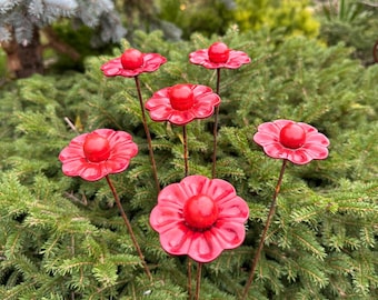 Set van 6 rode metalen bloemstaken voor in de tuin of op het erf.