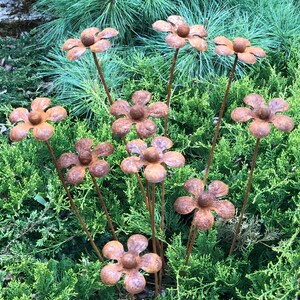 Rusty Blumen-Set mit 10 Gartensteckern, Metallgartendekor, Metallhofkunst, Metalldekor für den Außenbereich