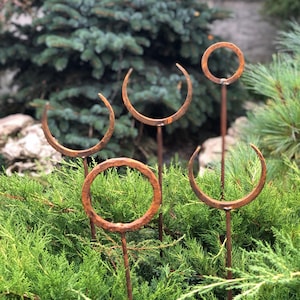 Rusty Metal Garden Stakes: Ring Finial Set of 5