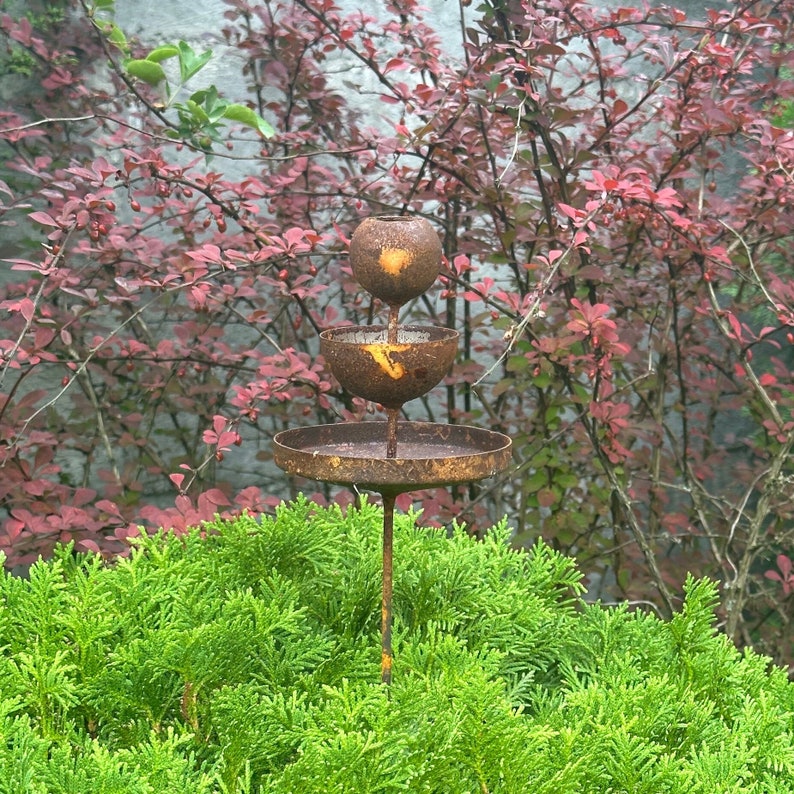 Rusty flower garden stakes, Metal Rain Catchers, Bee Cups outdoor garden decor, Bees Garden Decor, Bee Cups, Butterfly feeder, Water station
