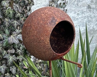 Roestige metalen vogelvoederbak op paal, modern tuindecor