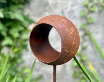 Rustieke metalen vogelvoederbak op paal, modern tuindecor