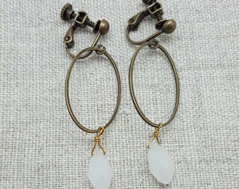 Boucle d'oreilles ovale argent ou doré avec une pierre de couleur.