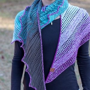 Scarf, wrap, shawl, gift for her, handmade, Lizard shawl, wing, Wolltraum yarn, ombre yarn
