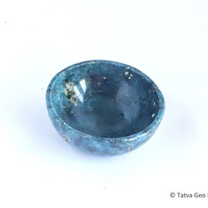 Könnte beinhalten: Eine kleine, blaugrüne Schale aus poliertem Stein. Die Schale hat einen glatten, abgerundeten Innenraum und eine leicht raue Außenseite.