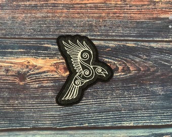 Parche bordado para coser de cuervo celta