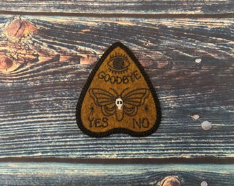 Parche bordado a máquina con forma de planchette, estilo bruja